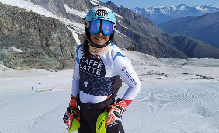 Má zlomené obe ruky. Holdenerová napriek tomu nezaháľa